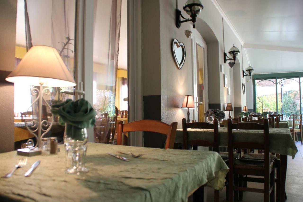 Le Provencal Hotel Aups Buitenkant foto