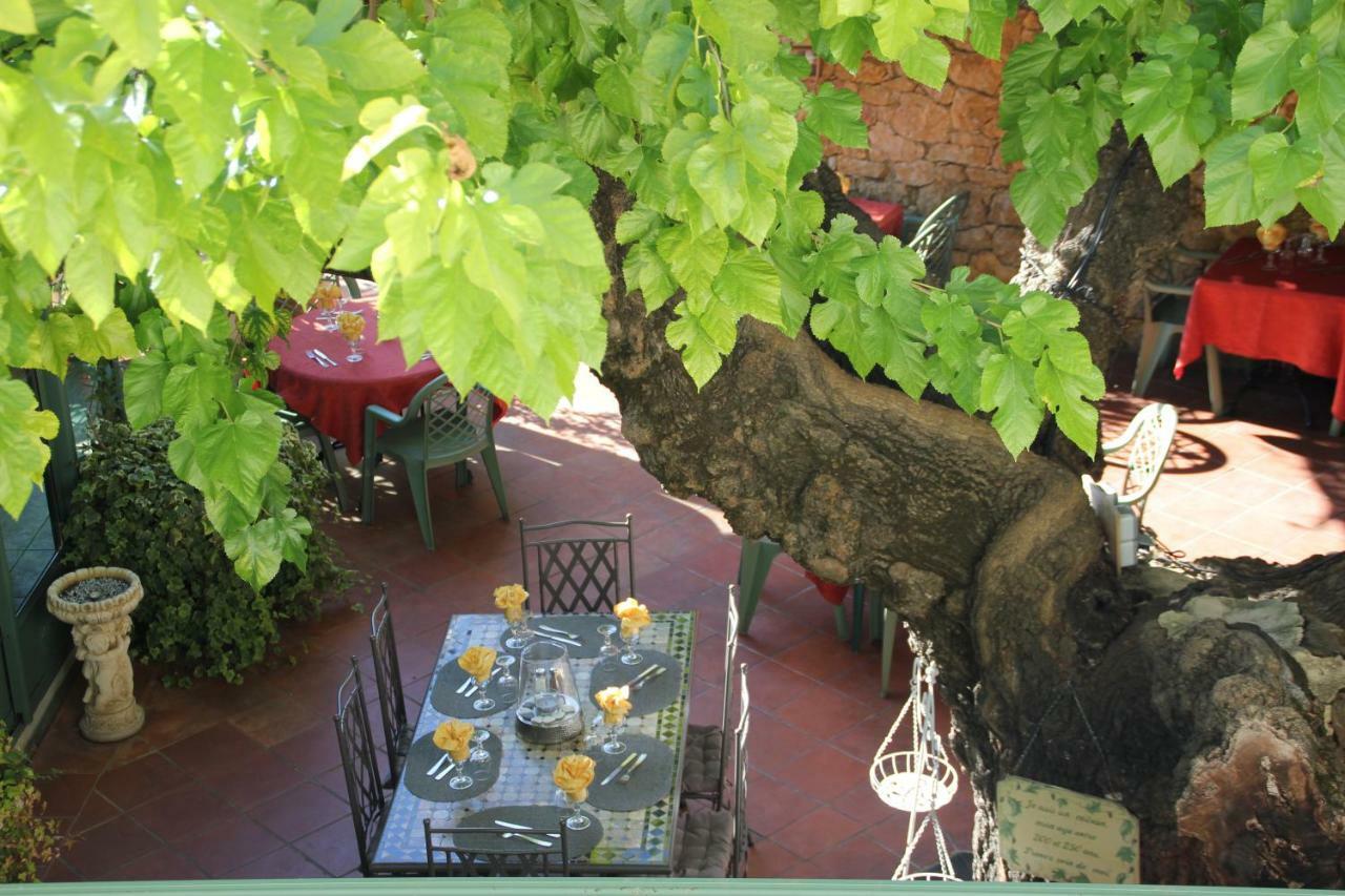 Le Provencal Hotel Aups Buitenkant foto