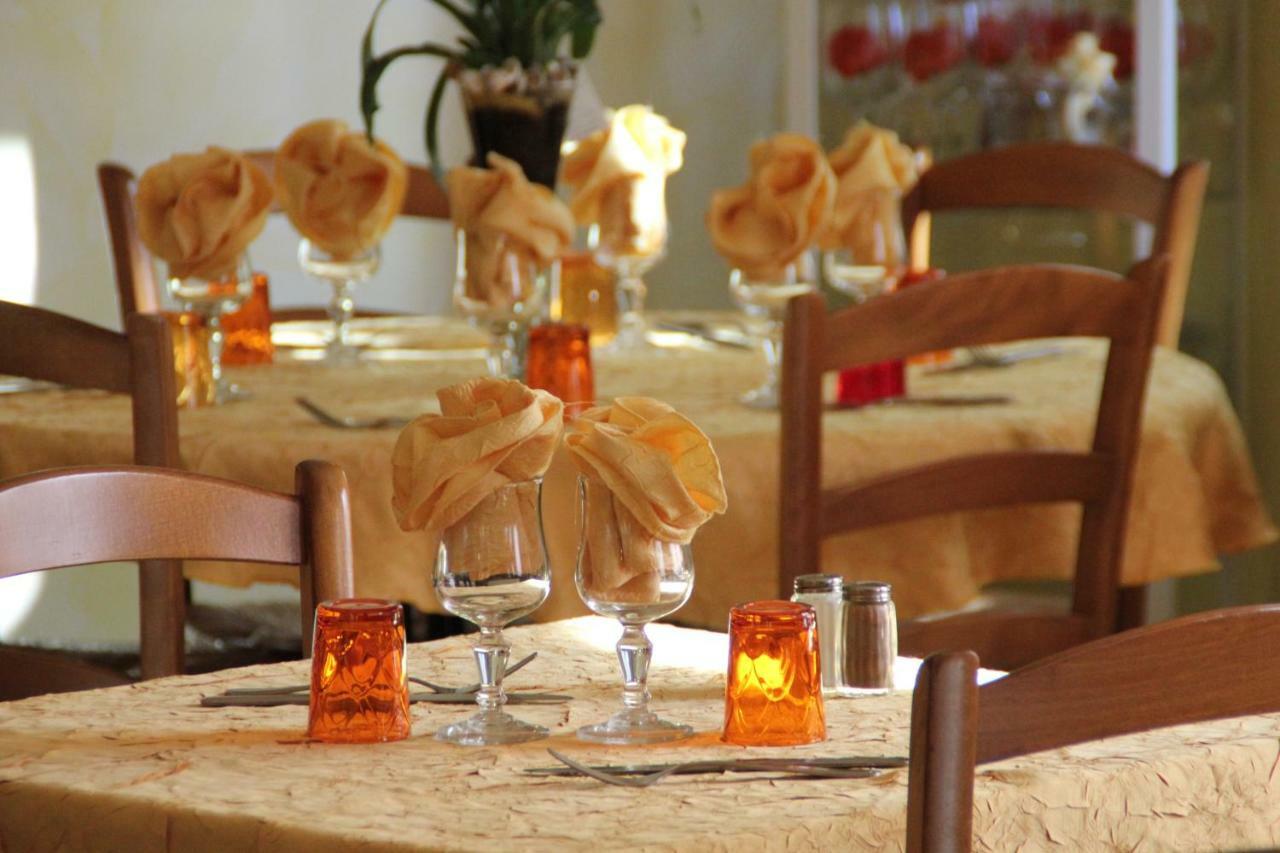 Le Provencal Hotel Aups Buitenkant foto