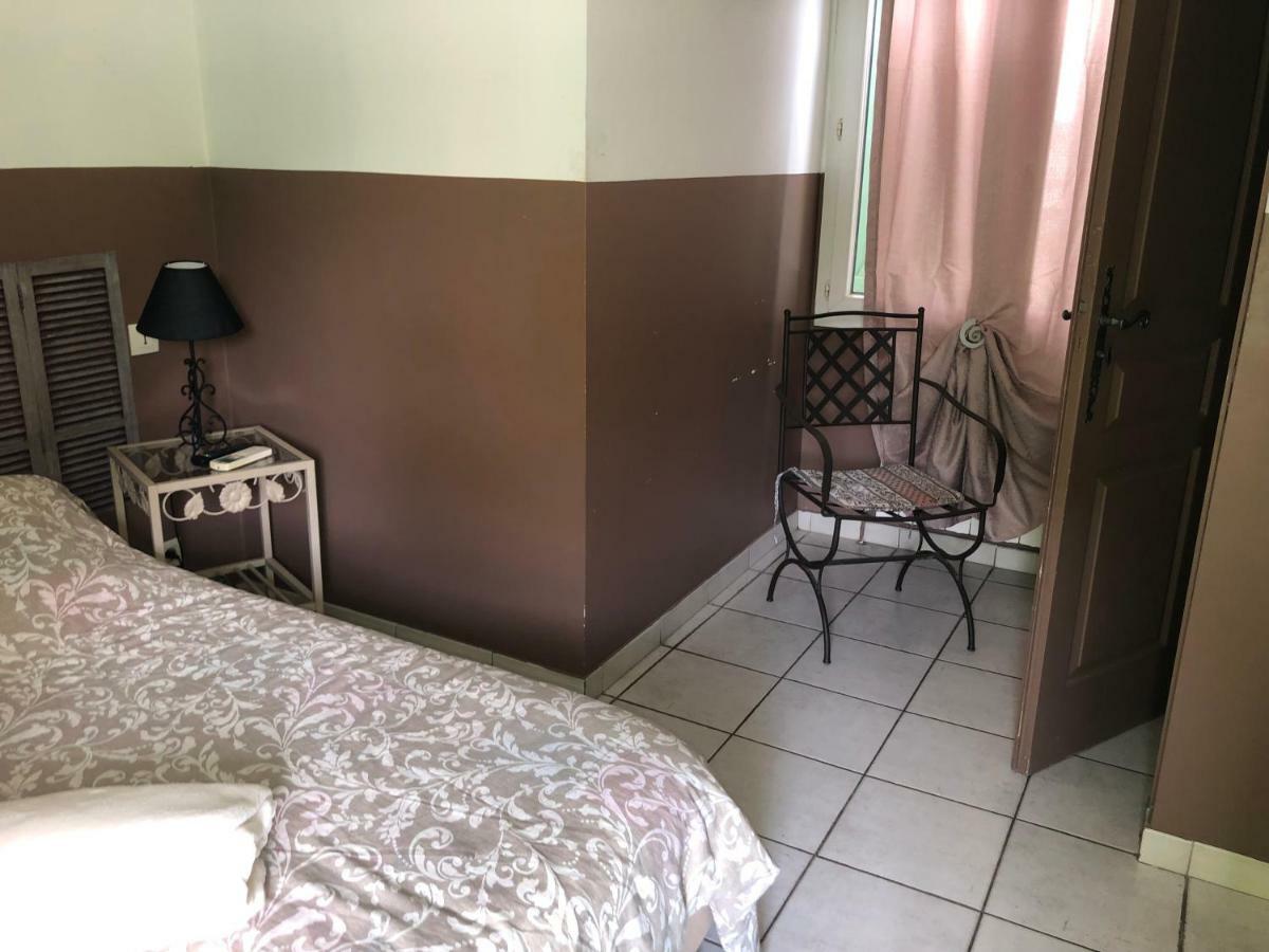 Le Provencal Hotel Aups Buitenkant foto